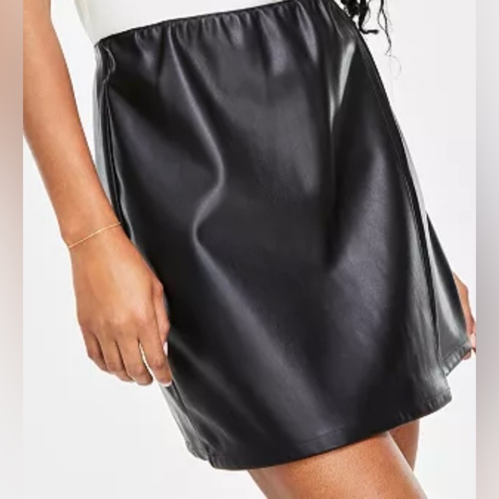 Lightweight “And Now This” faux leather skirt. Black. Elastic waist. L